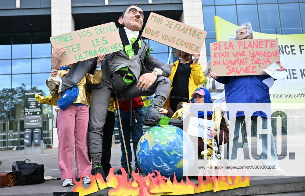 Tens of thousands march in Brussels demanding stronger climate action BRUSSELS, BELGIUM - OCTOBER 11: Demonstrators hold climate-themed placards as tens of thousands of people march through Brussels calling for stronger action against climate change and reduced dependence on fossil fuels, on October 11, 2026 in Brussels, Belgium. The protest was organized by the Belgian Climate Coalition, which brings together around 100 civil society organizations. Participants marched along major roads toward Schuman Square, home to several European Union institutions, while protesting the government s climate policies. Dursun Aydemir Anadolu Brussels Belgium. Editorial use only. Please get in touch for any other usage.