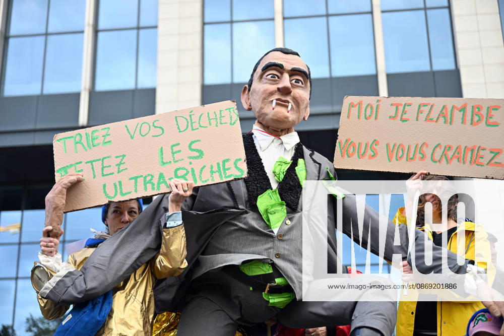 Tens of thousands march in Brussels demanding stronger climate action BRUSSELS, BELGIUM - OCTOBER 11: Demonstrators hold climate-themed placards as tens of thousands of people march through Brussels calling for stronger action against climate change and reduced dependence on fossil fuels, on October 11, 2026 in Brussels, Belgium. The protest was organized by the Belgian Climate Coalition, which brings together around 100 civil society organizations. Participants marched along major roads toward Schuman Square, home to several European Union institutions, while protesting the government s climate policies. Dursun Aydemir Anadolu Brussels Belgium. Editorial use only. Please get in touch for any other usage.