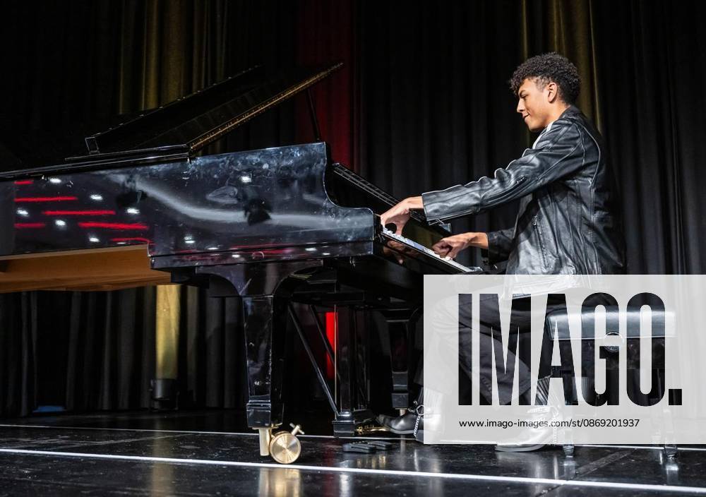 Der junge Pianist Louis Philippson spielt am Sonntag, 11.10.2026, bei der Verleihung der Ehrenbürgerschaft an Helge Schneider in der Stadthalle Mülheim an der Ruhr. Deutschland NRW Mülheim an der Ruhr