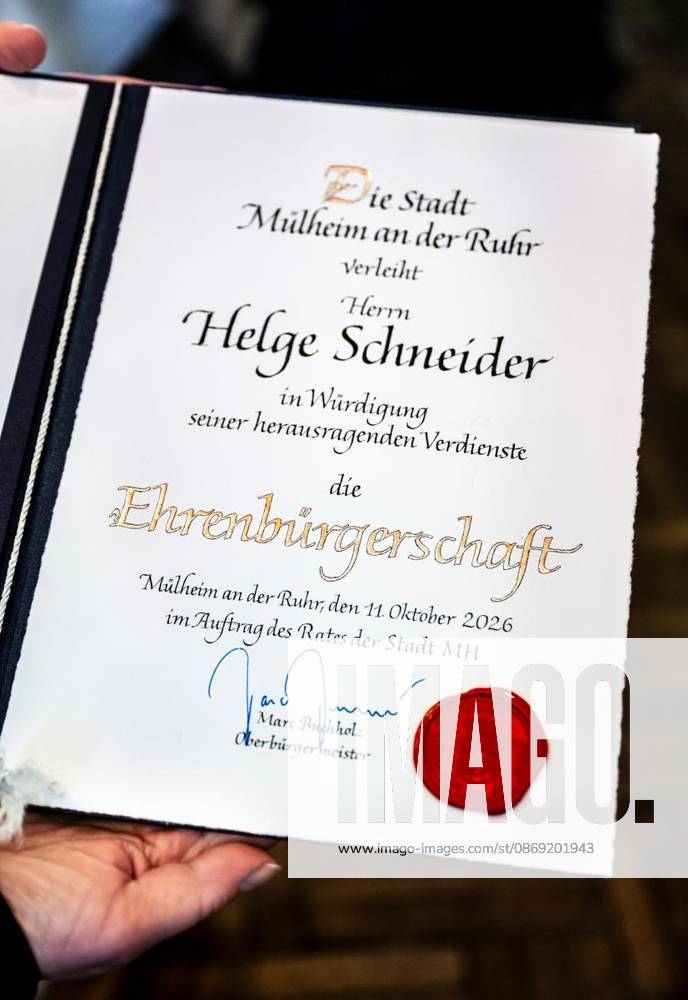 Ansicht am Sonntag, 11.10.2026, der Ehrenbürger-Urkunde, die in einer Feierstunde in der Stadthalle Mülheim an der Ruhr an den Musiker Helge Schneider verliehen wurde. Deutschland NRW Mülheim an der Ruhr