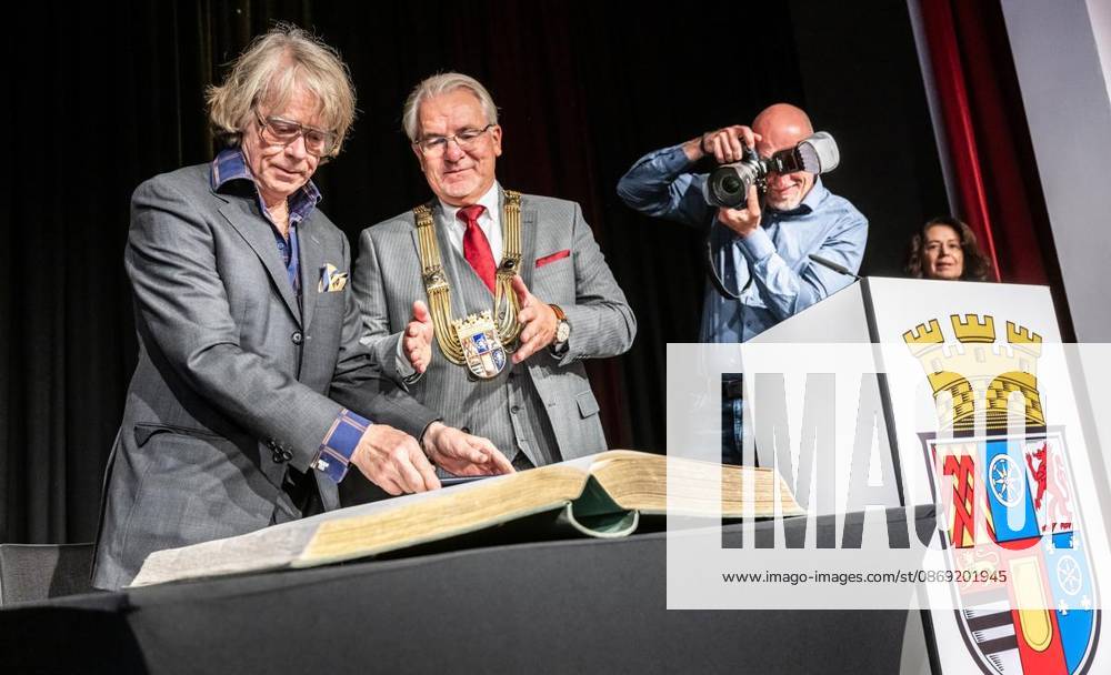 Der Musiker und Komiker Helge Schneider wird am Sonntag, 11.10.2026, in der Stadthalle seiner Geburts- und Heimatstadt Mülheim an der Ruhr zum Ehrenbürger ernannt. Rechts im Bild Oberbürgermeister Marc Buchholz. Deutschland NRW Mülheim an der Ruhr