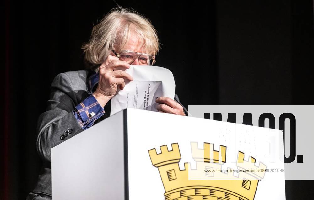 Der Musiker und Komiker Helge Schneider spricht am Sonntag, 11.10.2026, zu den geladenen Gästen in der Stadthalle Mülheim an der Ruhr. Er wurde soeben zum Ehrenbürger seiner Geburts- und Heimatstadt ernannt. Deutschland NRW Mülheim an der Ruhr