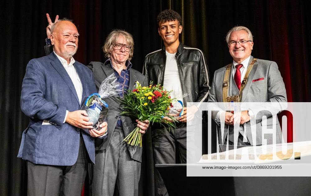 Der Musiker und Komiker Helge Schneider (2.vl.) wird am Sonntag, 11.10.2026, in der Stadthalle seiner Geburts- und Heimatstadt Mülheim an der Ruhr zum Ehrenbürger ernannt. Mit im Bild: Laudator Prof. Dr. Rainer Stollmann, der Pianist Louis Philippson und Oberbürgermeister Marc Buchholz (v.l.) Deutschland NRW Mülheim an der Ruhr