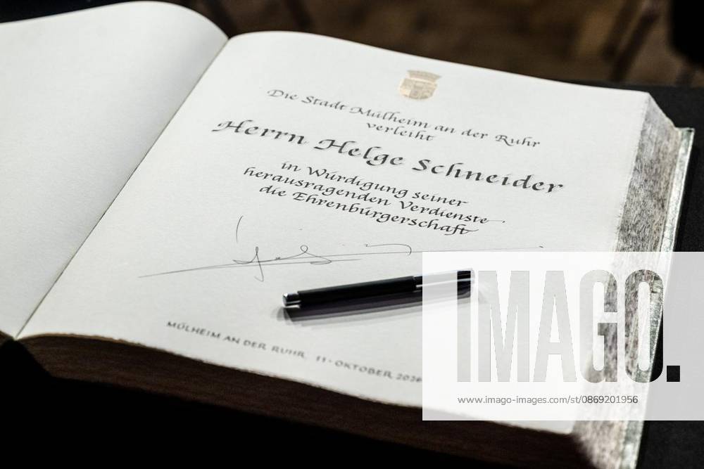 Eintrag des Musikers Helge Schneider ins Goldene Buch der Stadt Mülheim an der Ruhr. Am Sonntag, 11.10.2026, wurde der Musiker und Komiker in seiner Heimatstadt zum Ehrenbürger ernannt. Deutschland NRW Mülheim an der Ruhr