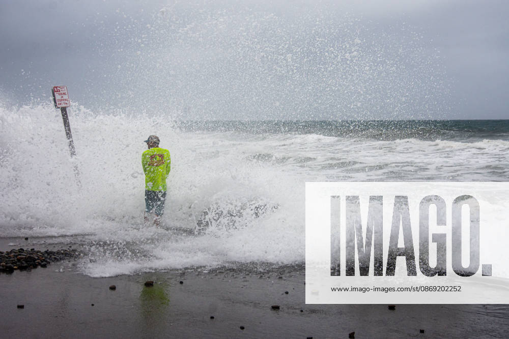 An Oceanside man braves historic El Nio±o tidal swells on October 10, 2026. These Kelvin Waves have brought major damages to the Southern California coastline. Oceanside USA - ZUMAg219 20261011_znp_g219_003