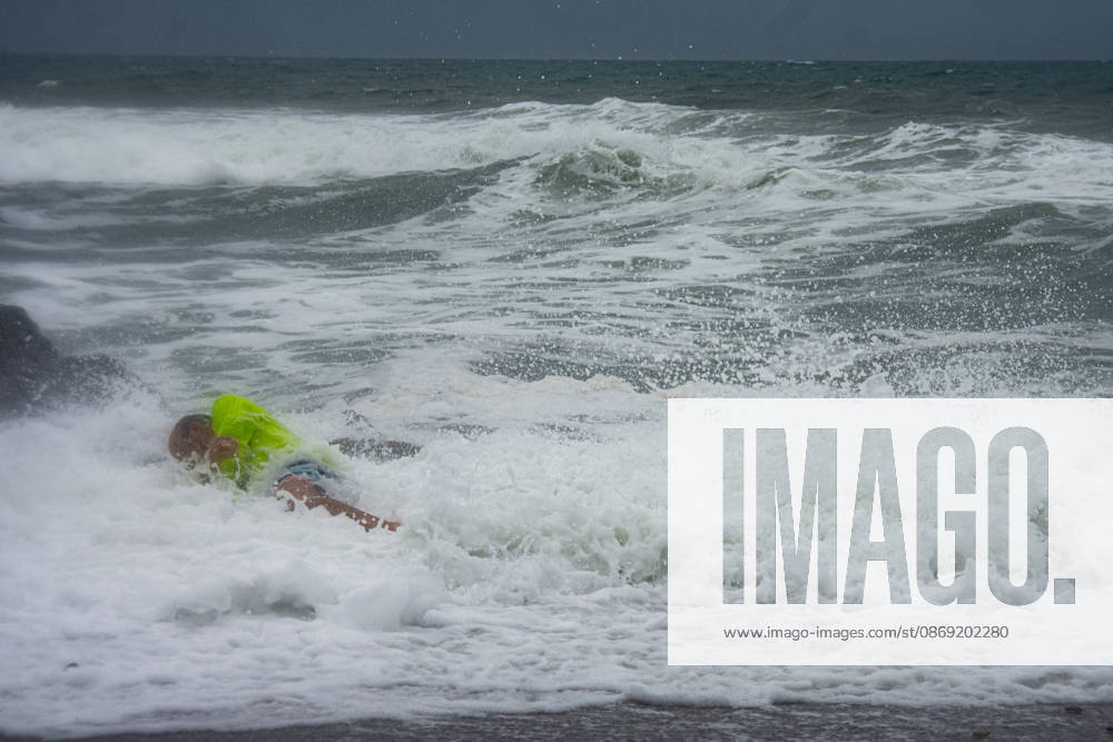 An Oceanside man is knocked down by historic El Nio±o tidal swells on October 10, 2026. These Kelvin Waves have brought major damages to the Southern California coastline. Oceanside USA - ZUMAg219 20261011_znp_g219_004