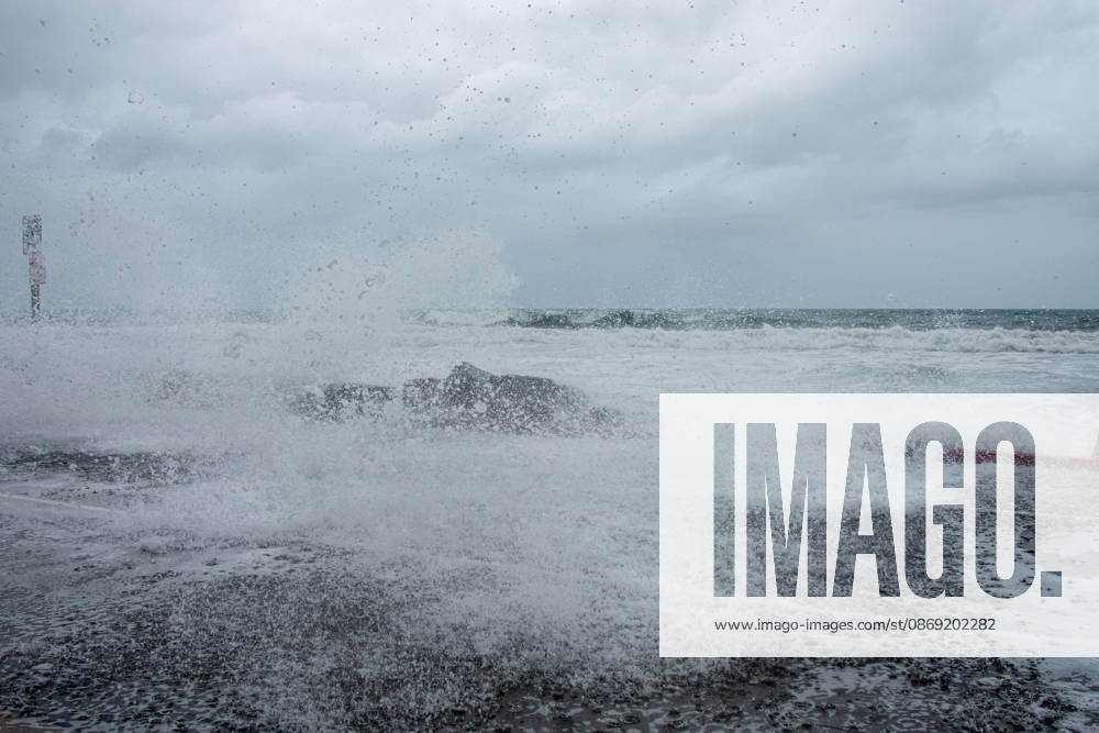 Oceanside, California, is battered by historic El Nio±o tidal swells on October 10, 2026. These Kelvin Waves have brought major damages to the Southern California coastline. Oceanside USA - ZUMAg219 20261011_znp_g219_006
