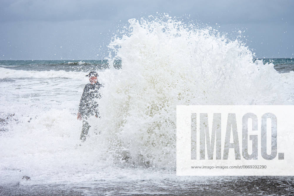 An Oceanside man braves historic El Nio±o tidal swells on October 10, 2026. These Kelvin Waves have brought major damages to the Southern California coastline. Oceanside USA - ZUMAg219 20261011_znp_g219_007