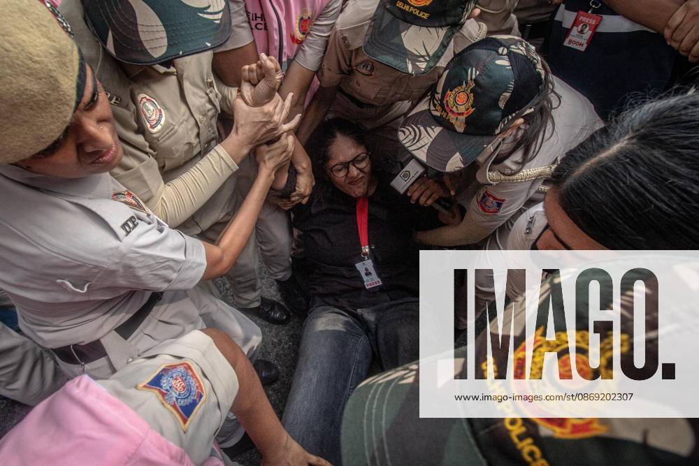 Protest to demand resignation of India s chief election commissioner in New Delhi NEW DELHI, INDIA - OCTOBER 11: Indian police officers detain a press member during a mass protest organized by the Cockroach Janta Party (CJP) in New Delhi, India on October 11, 2026. Demonstrators gathered to demand the resignation of Chief Election Commissioner Gyanesh Kumar over alleged electoral roll irregularities and revisions. Yousuf Sarfaraz Anadolu New Delhi India. Editorial use only. Please get in touch for any other usage.