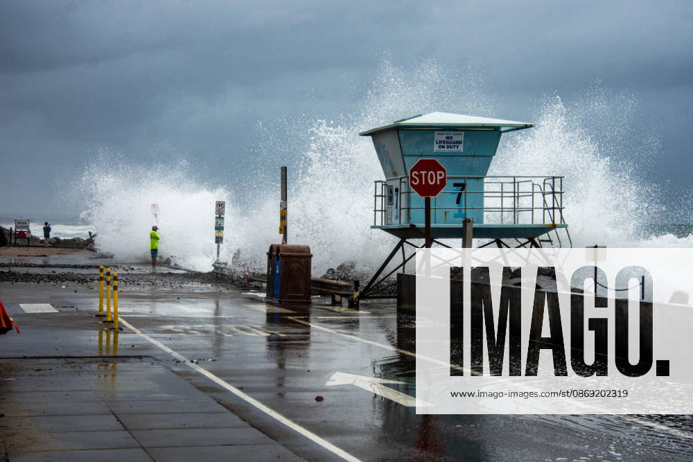 Oceanside, California, is battered by historic El Nio±o tidal swells on October 10, 2026. These Kelvin Waves have brought major damages to the Southern California coastline. Oceanside USA - ZUMAg219 20261011_znp_g219_008