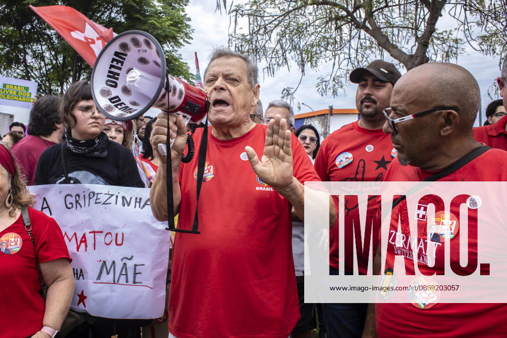 MARiLIA, SP - 11.10.2026: APOIADORES DE LULA FAZEM ATO EM MARiLIA - Supporters of presidential reelection candidate Luiz Inacio Lula da Silva held the "Act for Democracy" in the central region of Marilia, in the interior of the state of Sao Paulo, this Sunday (11). Demonstrators walked carrying flags and posters along Avenida Sampaio Vidal, the main road in the municipality, in a mobilization aimed at the second round campaign of the 2026 Elections. x3029127x AlfxRibeiro