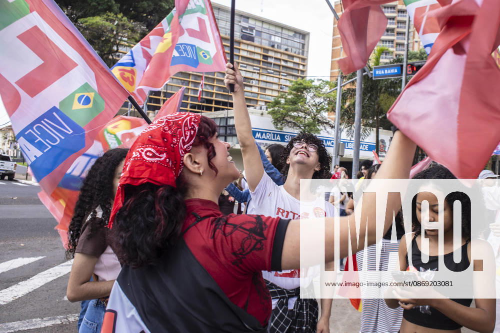 MARiLIA, SP - 11.10.2026: APOIADORES DE LULA FAZEM ATO EM MARiLIA - Supporters of presidential reelection candidate Luiz Inacio Lula da Silva held the "Act for Democracy" in the central region of Marilia, in the interior of the state of Sao Paulo, this Sunday (11). Demonstrators walked carrying flags and posters along Avenida Sampaio Vidal, the main road in the municipality, in a mobilization aimed at the second round campaign of the 2026 Elections. x3029131x AlfxRibeiro