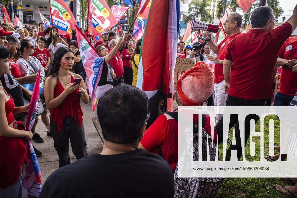 MARiLIA, SP - 11.10.2026: APOIADORES DE LULA FAZEM ATO EM MARiLIA - Supporters of presidential reelection candidate Luiz Inacio Lula da Silva held the "Act for Democracy" in the central region of Marilia, in the interior of the state of Sao Paulo, this Sunday (11). Demonstrators walked carrying flags and posters along Avenida Sampaio Vidal, the main road in the municipality, in a mobilization aimed at the second round campaign of the 2026 Elections. x3029133x AlfxRibeiro