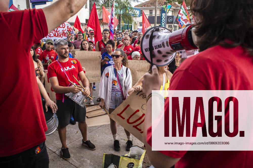 MARiLIA, SP - 11.10.2026: APOIADORES DE LULA FAZEM ATO EM MARiLIA - Supporters of presidential reelection candidate Luiz Inacio Lula da Silva held the "Act for Democracy" in the central region of Marilia, in the interior of the state of Sao Paulo, this Sunday (11). Demonstrators walked carrying flags and posters along Avenida Sampaio Vidal, the main road in the municipality, in a mobilization aimed at the second round campaign of the 2026 Elections. x3029135x AlfxRibeiro