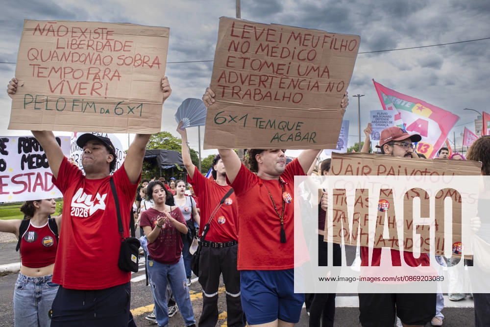 MARiLIA, SP - 11.10.2026: APOIADORES DE LULA FAZEM ATO EM MARiLIA - Supporters of presidential reelection candidate Luiz Inacio Lula da Silva held the "Act for Democracy" in the central region of Marilia, in the interior of the state of Sao Paulo, this Sunday (11). Demonstrators walked carrying flags and posters along Avenida Sampaio Vidal, the main road in the municipality, in a mobilization aimed at the second round campaign of the 2026 Elections. x3029138x AlfxRibeiro