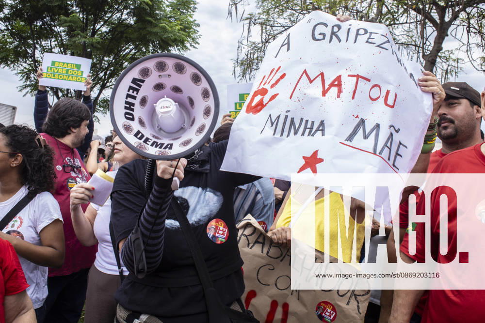 MARiLIA, SP - 11.10.2026: APOIADORES DE LULA FAZEM ATO EM MARiLIA - Supporters of presidential reelection candidate Luiz Inacio Lula da Silva held the "Act for Democracy" in the central region of Marilia, in the interior of the state of Sao Paulo, this Sunday (11). Demonstrators walked carrying flags and posters along Avenida Sampaio Vidal, the main road in the municipality, in a mobilization aimed at the second round campaign of the 2026 Elections. x3029153x AlfxRibeiro