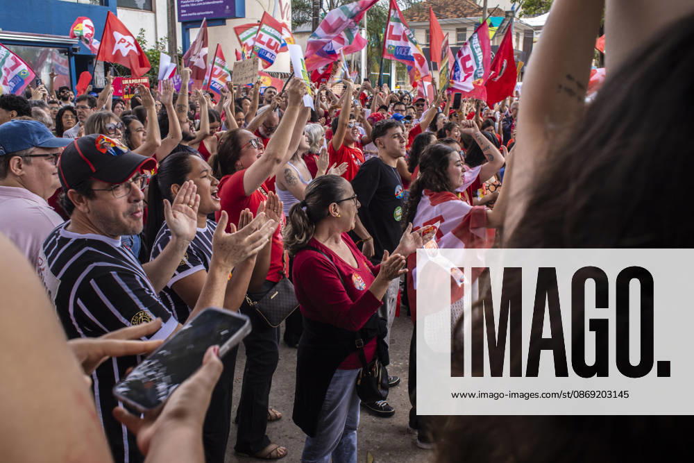 MARiLIA, SP - 11.10.2026: APOIADORES DE LULA FAZEM ATO EM MARiLIA - Supporters of presidential reelection candidate Luiz Inacio Lula da Silva held the "Act for Democracy" in the central region of Marilia, in the interior of the state of Sao Paulo, this Sunday (11). Demonstrators walked carrying flags and posters along Avenida Sampaio Vidal, the main road in the municipality, in a mobilization aimed at the second round campaign of the 2026 Elections. x3029171x AlfxRibeiro