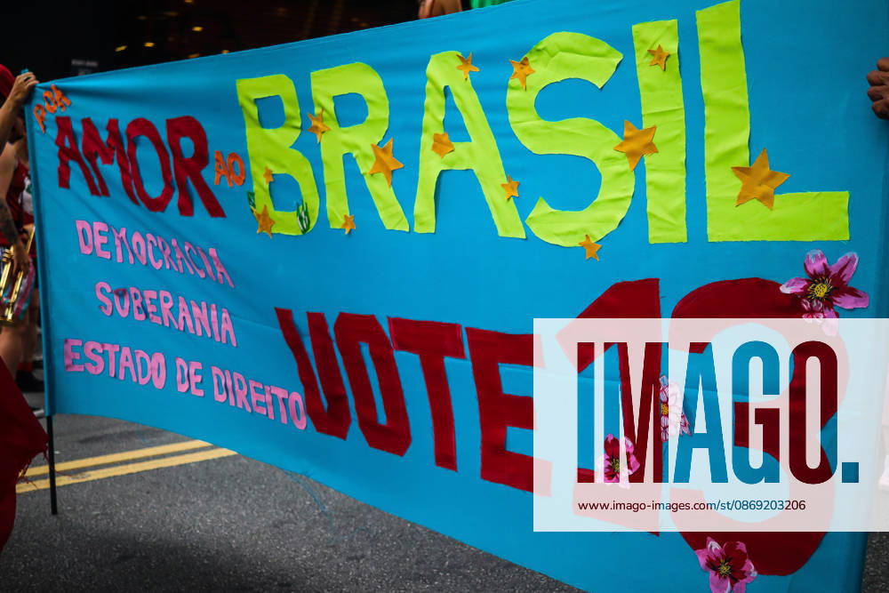 SaO PAULO, SP - 11.10.2026: LULA REuNE APOIADORES NA AVENIDA PAULISTA - Protesters gather this Sunday (11) on Avenida Paulista, in Sao Paulo (SP), during a campaign event for President Luiz Inacio Lula da Silva. The mobilization takes place in front of MASP and brings together supporters and political leaders in the second round of the 2026 Elections. x3029174x Angà licaxAlves