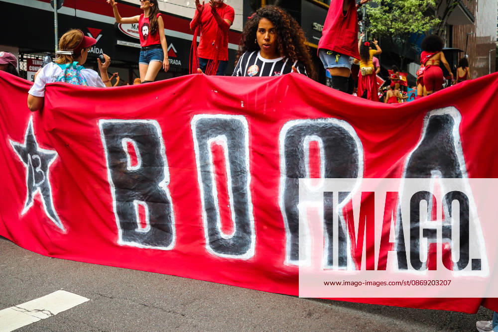 SaO PAULO, SP - 11.10.2026: LULA REuNE APOIADORES NA AVENIDA PAULISTA - Protesters gather this Sunday (11) on Avenida Paulista, in Sao Paulo (SP), during a campaign event for President Luiz Inacio Lula da Silva. The mobilization takes place in front of MASP and brings together supporters and political leaders in the second round of the 2026 Elections. x3029175x AngÃ licaxAlves