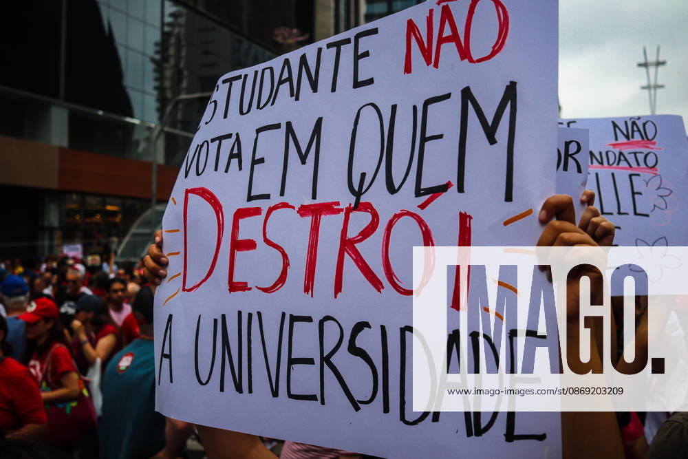 SaO PAULO, SP - 11.10.2026: LULA REuNE APOIADORES NA AVENIDA PAULISTA - Protesters gather this Sunday (11) on Avenida Paulista, in Sao Paulo (SP), during a campaign event for President Luiz Inacio Lula da Silva. The mobilization takes place in front of MASP and brings together supporters and political leaders in the second round of the 2026 Elections. x3029176x Angà licaxAlves