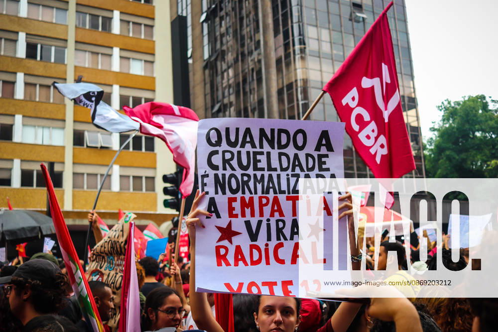 SaO PAULO, SP - 11.10.2026: LULA REuNE APOIADORES NA AVENIDA PAULISTA - Protesters gather this Sunday (11) on Avenida Paulista, in Sao Paulo (SP), during a campaign event for President Luiz Inacio Lula da Silva. The mobilization takes place in front of MASP and brings together supporters and political leaders in the second round of the 2026 Elections. x3029179x Angà licaxAlves