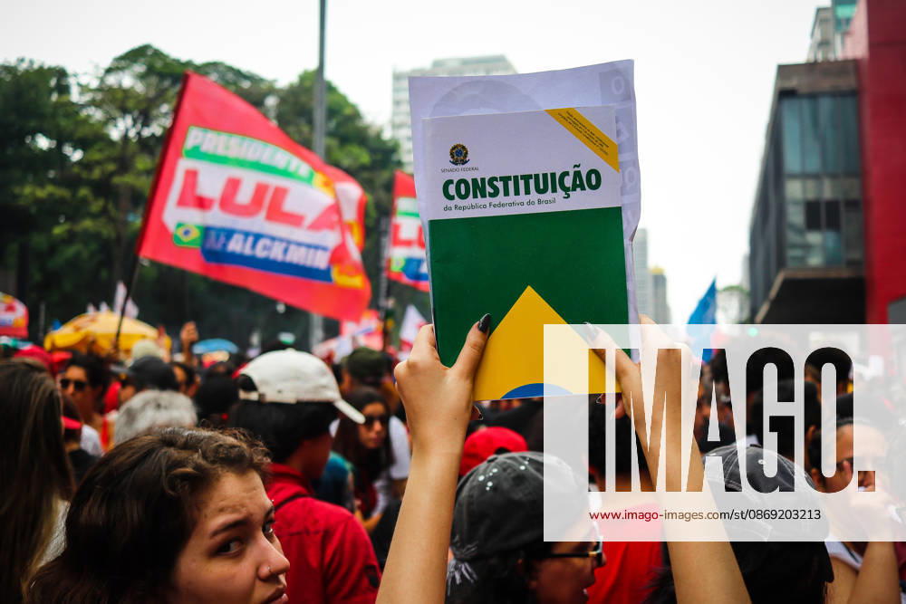 SaO PAULO, SP - 11.10.2026: LULA REuNE APOIADORES NA AVENIDA PAULISTA - Protesters gather this Sunday (11) on Avenida Paulista, in Sao Paulo (SP), during a campaign event for President Luiz Inacio Lula da Silva. The mobilization takes place in front of MASP and brings together supporters and political leaders in the second round of the 2026 Elections. x3029180x Angà licaxAlves