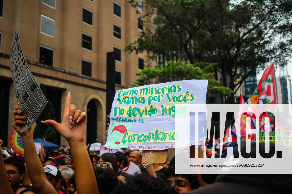 SaO PAULO, SP - 11.10.2026: LULA REuNE APOIADORES NA AVENIDA PAULISTA - Protesters gather this Sunday (11) on Avenida Paulista, in Sao Paulo (SP), during a campaign event for President Luiz Inacio Lula da Silva. The mobilization takes place in front of MASP and brings together supporters and political leaders in the second round of the 2026 Elections. x3029181x Angà licaxAlves