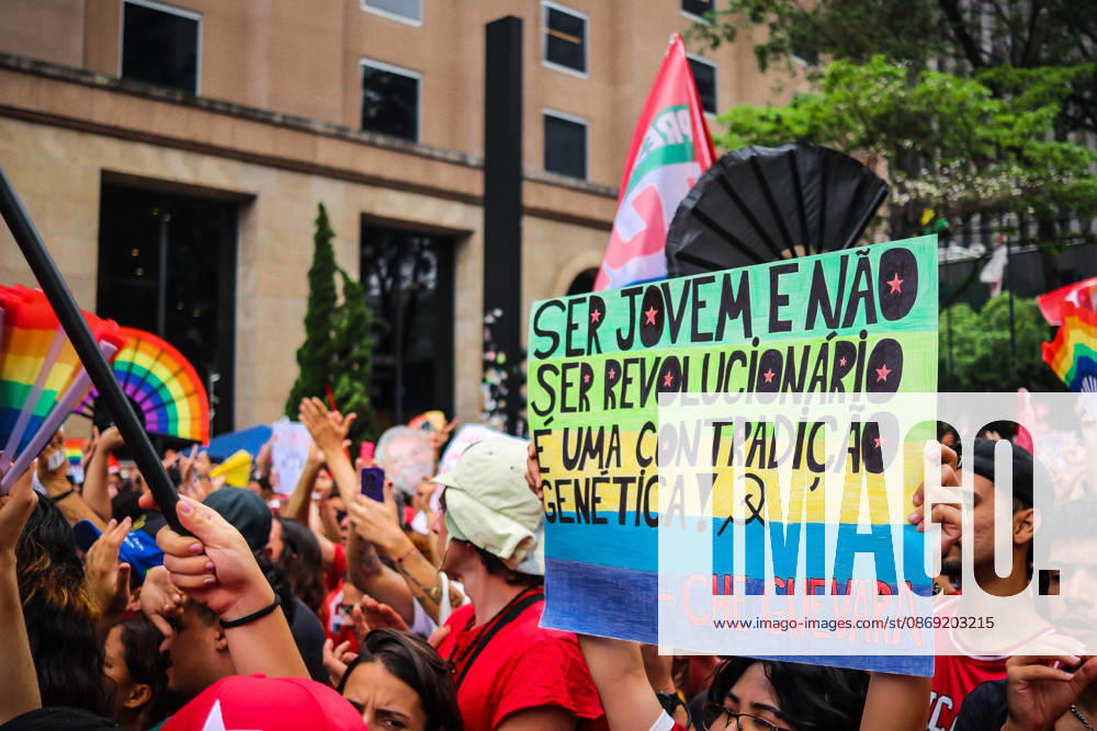 SaO PAULO, SP - 11.10.2026: LULA REuNE APOIADORES NA AVENIDA PAULISTA - Protesters gather this Sunday (11) on Avenida Paulista, in Sao Paulo (SP), during a campaign event for President Luiz Inacio Lula da Silva. The mobilization takes place in front of MASP and brings together supporters and political leaders in the second round of the 2026 Elections. x3029182x Angà licaxAlves