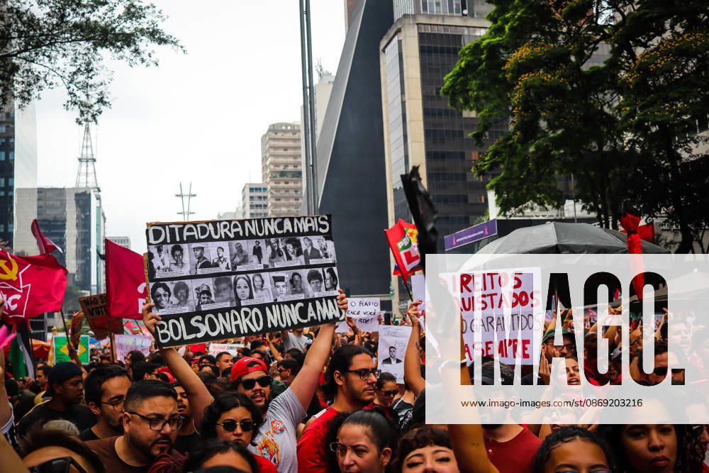 SaO PAULO, SP - 11.10.2026: LULA REuNE APOIADORES NA AVENIDA PAULISTA - Protesters gather this Sunday (11) on Avenida Paulista, in Sao Paulo (SP), during a campaign event for President Luiz Inacio Lula da Silva. The mobilization takes place in front of MASP and brings together supporters and political leaders in the second round of the 2026 Elections. x3029183x Angà licaxAlves