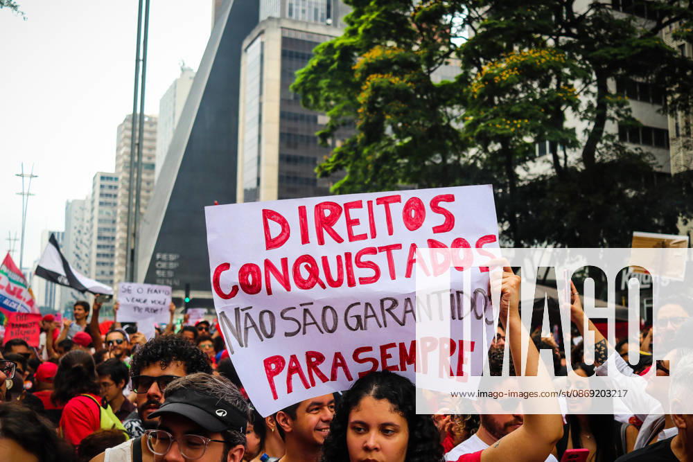 SaO PAULO, SP - 11.10.2026: LULA REuNE APOIADORES NA AVENIDA PAULISTA - Protesters gather this Sunday (11) on Avenida Paulista, in Sao Paulo (SP), during a campaign event for President Luiz Inacio Lula da Silva. The mobilization takes place in front of MASP and brings together supporters and political leaders in the second round of the 2026 Elections. x3029184x Angà licaxAlves