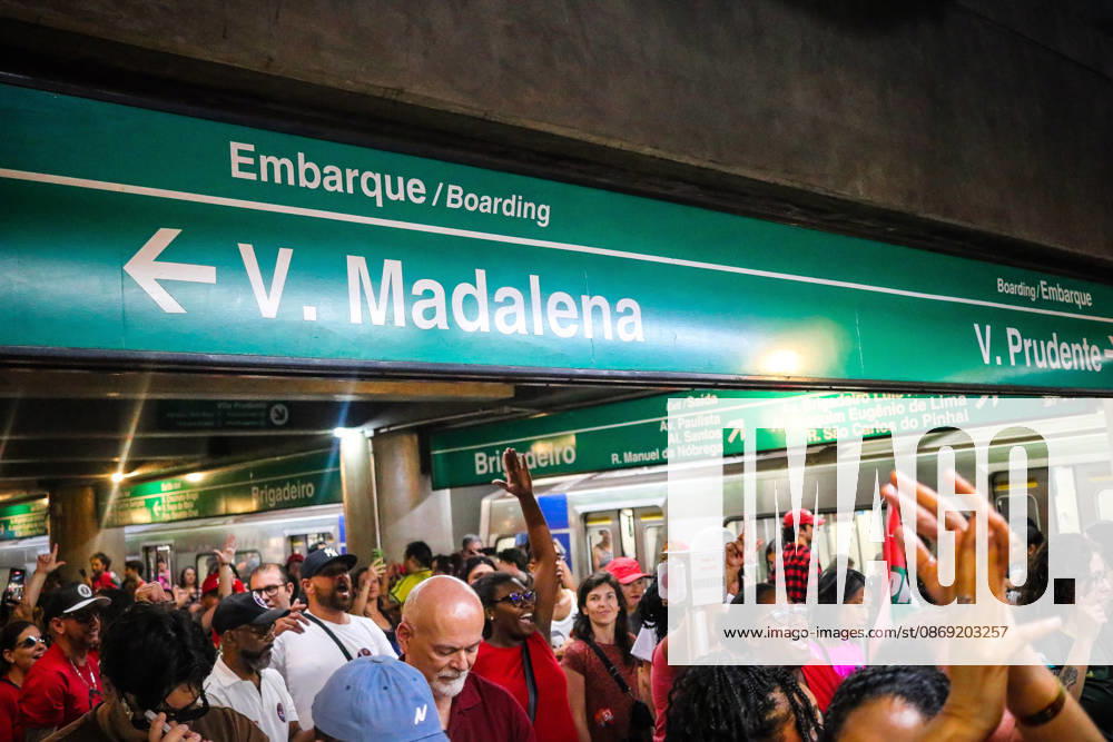 SaO PAULO, SP - 11.10.2026: LULA REuNE APOIADORES NA AVENIDA PAULISTA - Protesters gather this Sunday (11) on Avenida Paulista, in Sao Paulo (SP), during a campaign event for President Luiz Inacio Lula da Silva. In the photo, the movement on line 2 green of the metro. x3029187x Angà licaxAlves