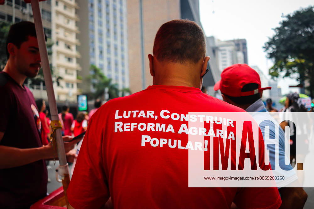 SaO PAULO, SP - 11.10.2026: LULA REuNE APOIADORES NA AVENIDA PAULISTA - Protesters gather this Sunday (11) on Avenida Paulista, in Sao Paulo (SP), during a campaign event for President Luiz Inacio Lula da Silva. The mobilization takes place in front of MASP and brings together supporters and political leaders in the second round of the 2026 Elections. x3029189x Angà licaxAlves