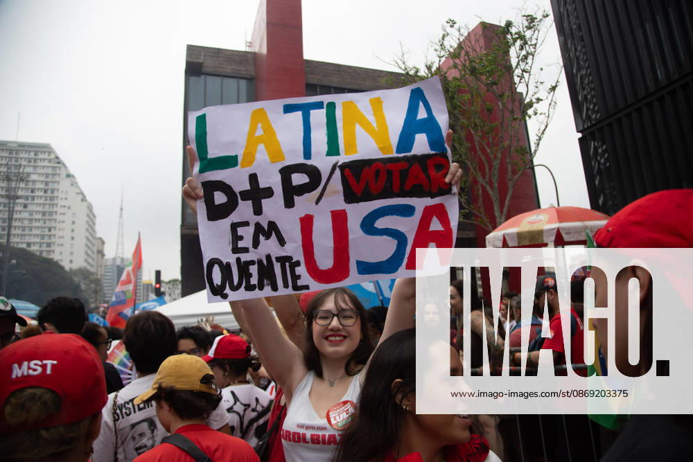 SaO PAULO, SP - 11.10.2026: ATO EM APOIO A LULA SP - Students, social movements and supporters of President Luiz Inacio Lula da Silva are holding an event throughout this Sunday (11) in anticipation of the second round of elections. With a gathering in front of MASP, the event continues to Praca Roosevelt, in the central area of Sao Paulo, SP. x3029210x RodileixMorais