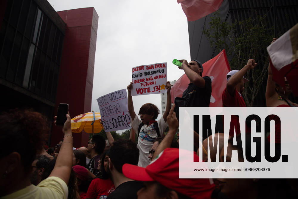 SaO PAULO, SP - 11.10.2026: ATO EM APOIO A LULA SP - Students, social movements and supporters of President Luiz Inacio Lula da Silva are holding an event throughout this Sunday (11) in anticipation of the second round of elections. With a gathering in front of MASP, the event continues to Praca Roosevelt, in the central area of Sao Paulo, SP. x3029211x RodileixMorais