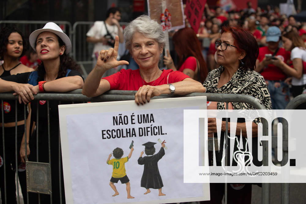 SaO PAULO, SP - 11.10.2026: ATO EM APOIO A LULA SP - Students, social movements and supporters of President Luiz Inacio Lula da Silva are holding an event throughout this Sunday (11) in anticipation of the second round of elections. With a gathering in front of MASP, the event continues to Praca Roosevelt, in the central area of Sao Paulo, SP. x3029218x RodileixMorais