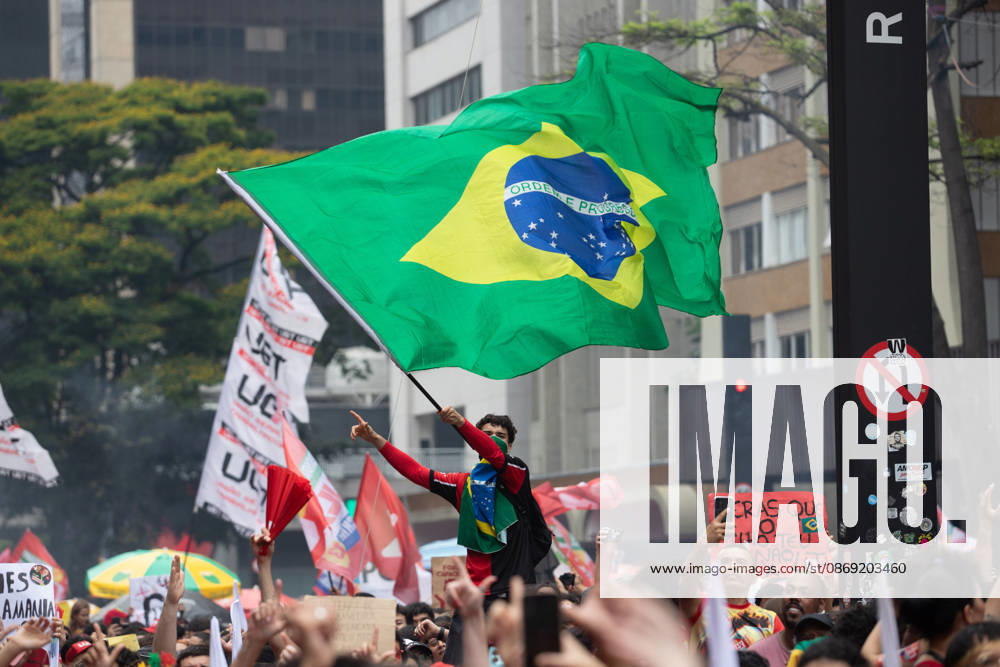 SaO PAULO, SP - 11.10.2026: ATO EM APOIO A LULA SP - Students, social movements and supporters of President Luiz Inacio Lula da Silva are holding an event throughout this Sunday (11) in anticipation of the second round of elections. With a gathering in front of MASP, the event continues to Praca Roosevelt, in the central area of Sao Paulo, SP. x3029219x RodileixMorais