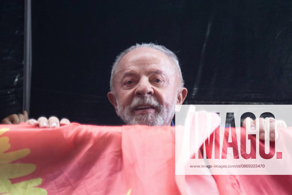 SaO PAULO, SP - 11.10.2026: ATO EM APOIO A LULA SP - Students, social movements and supporters of President Luiz Inacio Lula da Silva are holding an event throughout this Sunday (11) in anticipation of the second round of elections. With a gathering in front of MASP, the event continues to Praca Roosevelt, in the central area of Sao Paulo, SP. x3029225x RodileixMorais