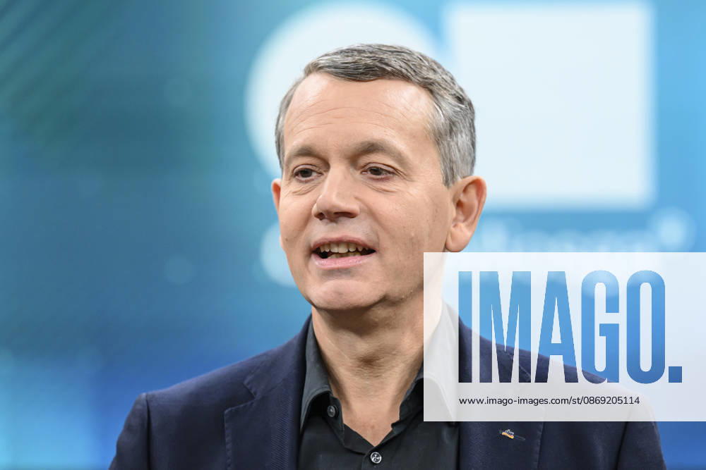 Im Bild v.l.: Christoph Werner, Vorsitzender der Geschäftsführung dm-drogerie markt, GER, Berlin, Studio, zu Gast bei - Caren Miosga, Polittalk, TV, Format, Das Erste, aus Berlin Adlershof - am Studio 20, Thema: Wie kommt die Regierung aus der Krise, Herr Söder? 11.10.2026,