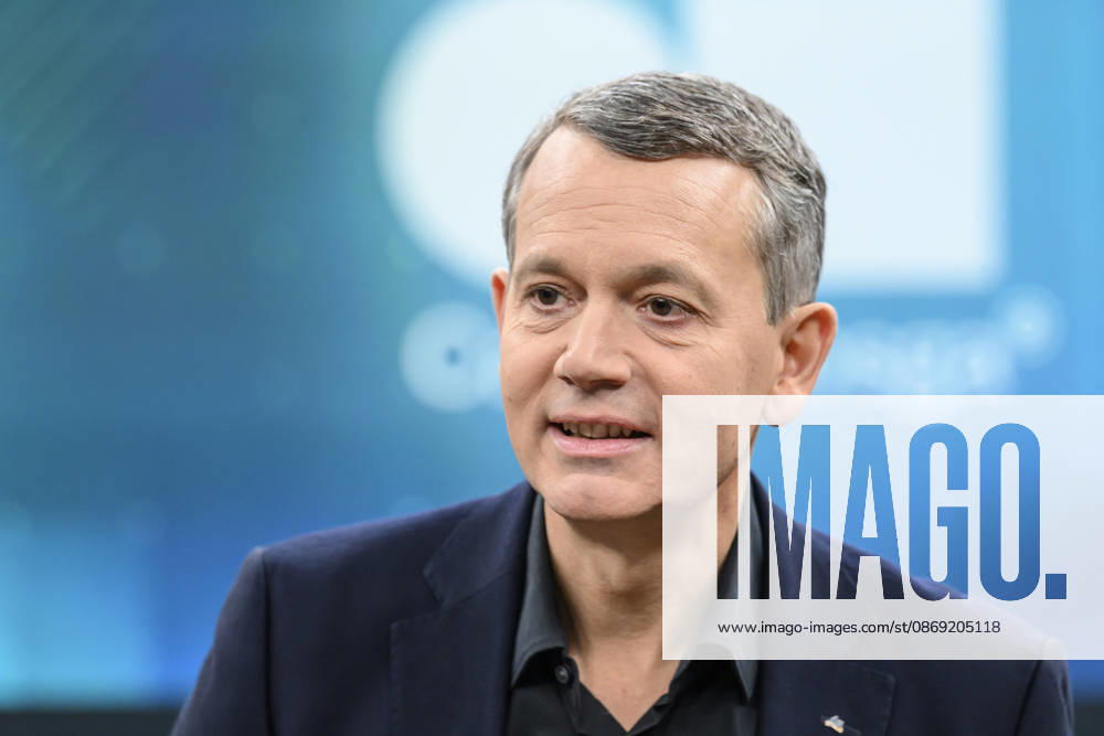 Im Bild v.l.: Christoph Werner, Vorsitzender der Geschäftsführung dm-drogerie markt, GER, Berlin, Studio, zu Gast bei - Caren Miosga, Polittalk, TV, Format, Das Erste, aus Berlin Adlershof - am Studio 20, Thema: Wie kommt die Regierung aus der Krise, Herr Söder? 11.10.2026,