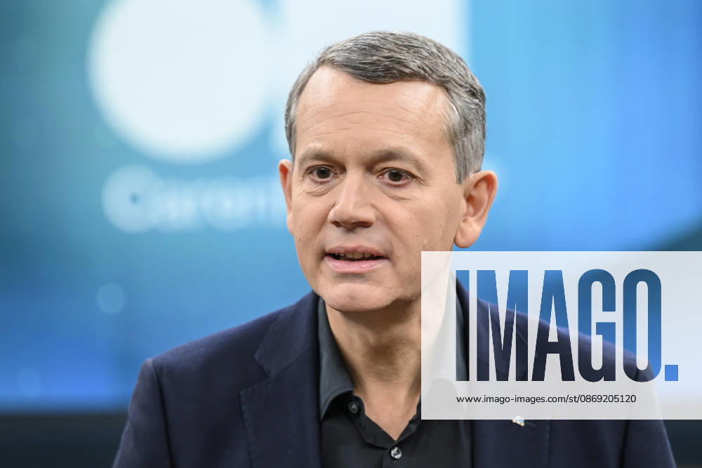 Im Bild v.l.: Christoph Werner, Vorsitzender der Geschäftsführung dm-drogerie markt, GER, Berlin, Studio, zu Gast bei - Caren Miosga, Polittalk, TV, Format, Das Erste, aus Berlin Adlershof - am Studio 20, Thema: Wie kommt die Regierung aus der Krise, Herr Söder? 11.10.2026,