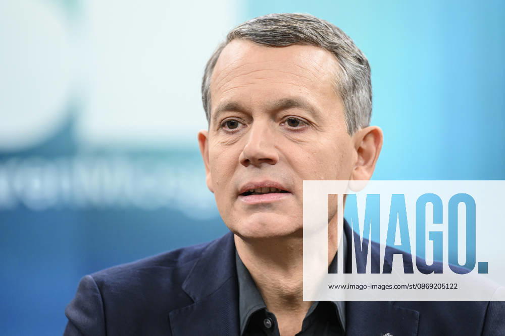 Im Bild v.l.: Christoph Werner, Vorsitzender der Geschäftsführung dm-drogerie markt, GER, Berlin, Studio, zu Gast bei - Caren Miosga, Polittalk, TV, Format, Das Erste, aus Berlin Adlershof - am Studio 20, Thema: Wie kommt die Regierung aus der Krise, Herr Söder? 11.10.2026,