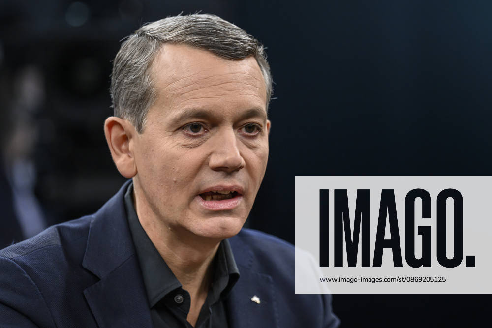 Im Bild v.l.: Christoph Werner, Vorsitzender der Geschäftsführung dm-drogerie markt, GER, Berlin, Studio, zu Gast bei - Caren Miosga, Polittalk, TV, Format, Das Erste, aus Berlin Adlershof - am Studio 20, Thema: Wie kommt die Regierung aus der Krise, Herr Söder? 11.10.2026,
