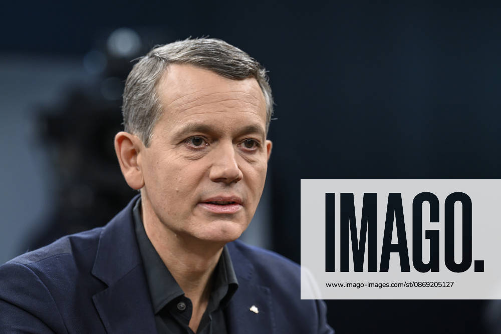 Im Bild v.l.: Christoph Werner, Vorsitzender der Geschäftsführung dm-drogerie markt, GER, Berlin, Studio, zu Gast bei - Caren Miosga, Polittalk, TV, Format, Das Erste, aus Berlin Adlershof - am Studio 20, Thema: Wie kommt die Regierung aus der Krise, Herr Söder? 11.10.2026,