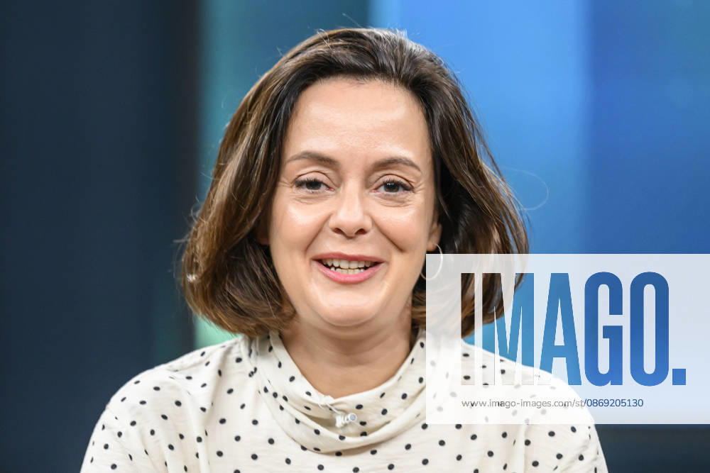 Im Bild v.l.: Julia Löhr, Wirtschaftskorrespondentin, Frankfurter Allgemeine Zeitung, GER, Berlin, Studio, zu Gast bei - Caren Miosga, Polittalk, TV, Format, Das Erste, aus Berlin Adlershof - am Studio 20, Thema: Wie kommt die Regierung aus der Krise, Herr Söder? 11.10.2026,