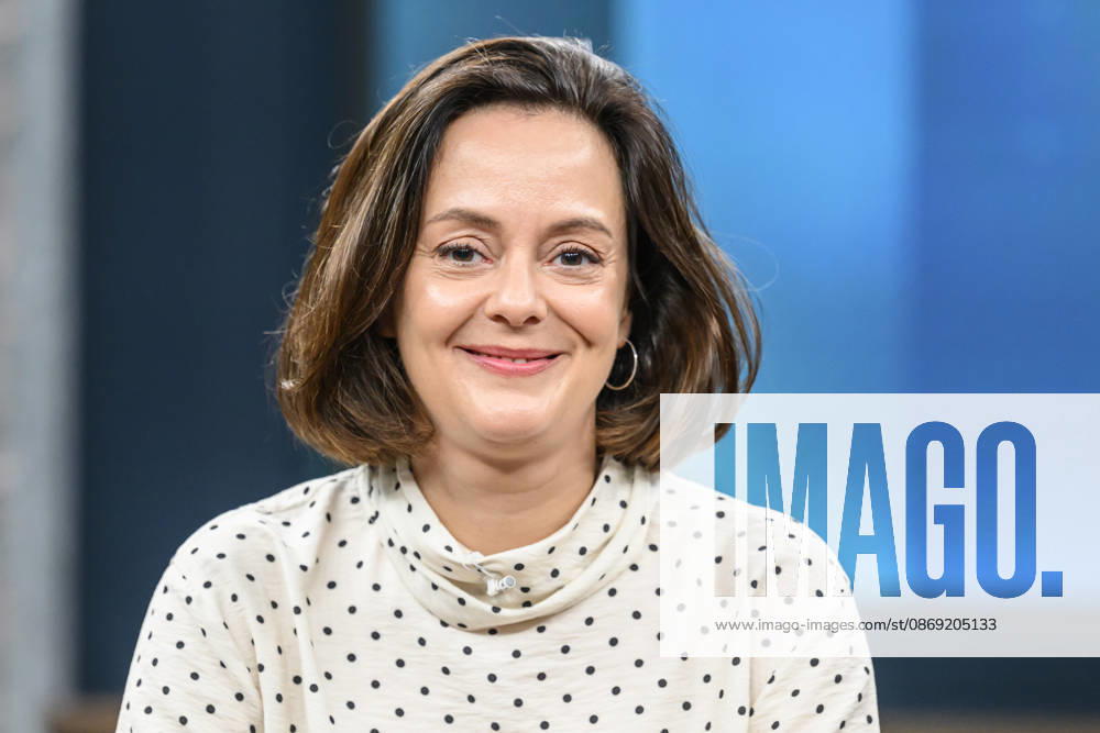 Im Bild v.l.: Julia Löhr, Wirtschaftskorrespondentin, Frankfurter Allgemeine Zeitung, GER, Berlin, Studio, zu Gast bei - Caren Miosga, Polittalk, TV, Format, Das Erste, aus Berlin Adlershof - am Studio 20, Thema: Wie kommt die Regierung aus der Krise, Herr Söder? 11.10.2026,