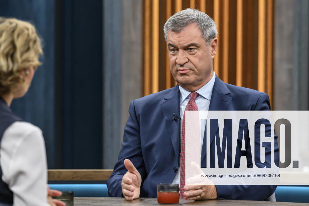 Im Bild v.l.: Caren Miosga, Markus Söder, Ministerpräsident Bayern, CSU, GER, Berlin, Studio, zu Gast bei - Caren Miosga, Polittalk, TV, Format, Das Erste, aus Berlin Adlershof - am Studio 20, Thema: Wie kommt die Regierung aus der Krise, Herr Söder? 11.10.2026,