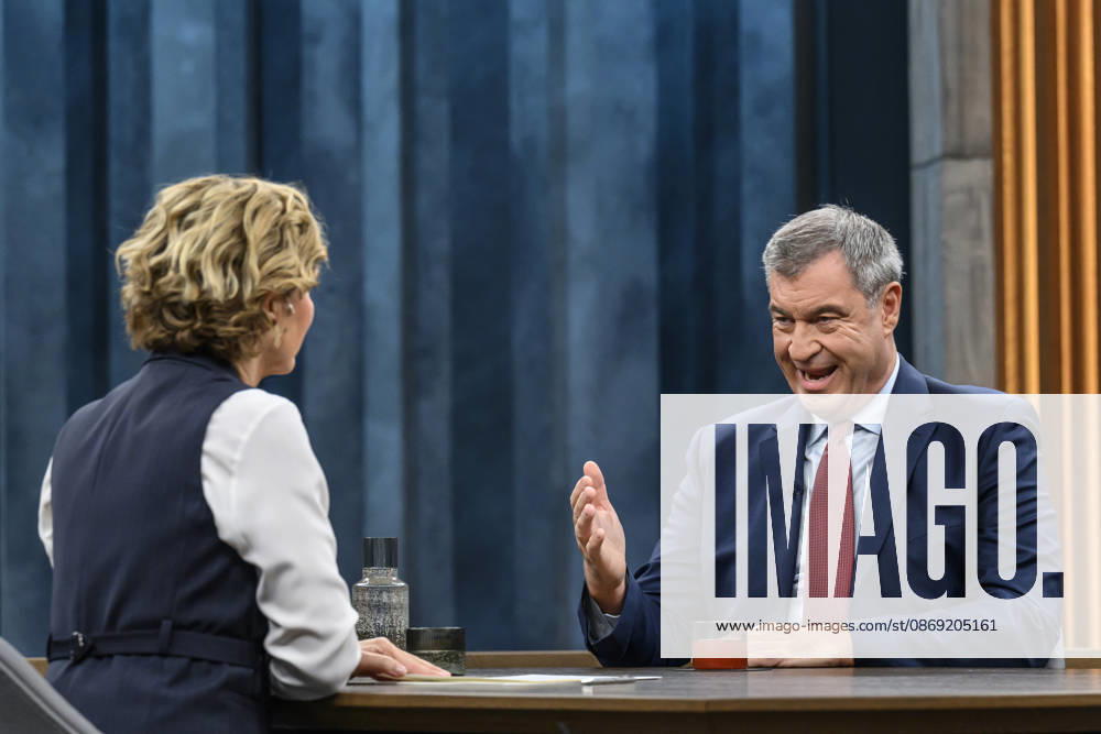 Im Bild v.l.: Caren Miosga, Markus Söder, Ministerpräsident Bayern, CSU, GER, Berlin, Studio, zu Gast bei - Caren Miosga, Polittalk, TV, Format, Das Erste, aus Berlin Adlershof - am Studio 20, Thema: Wie kommt die Regierung aus der Krise, Herr Söder? 11.10.2026,