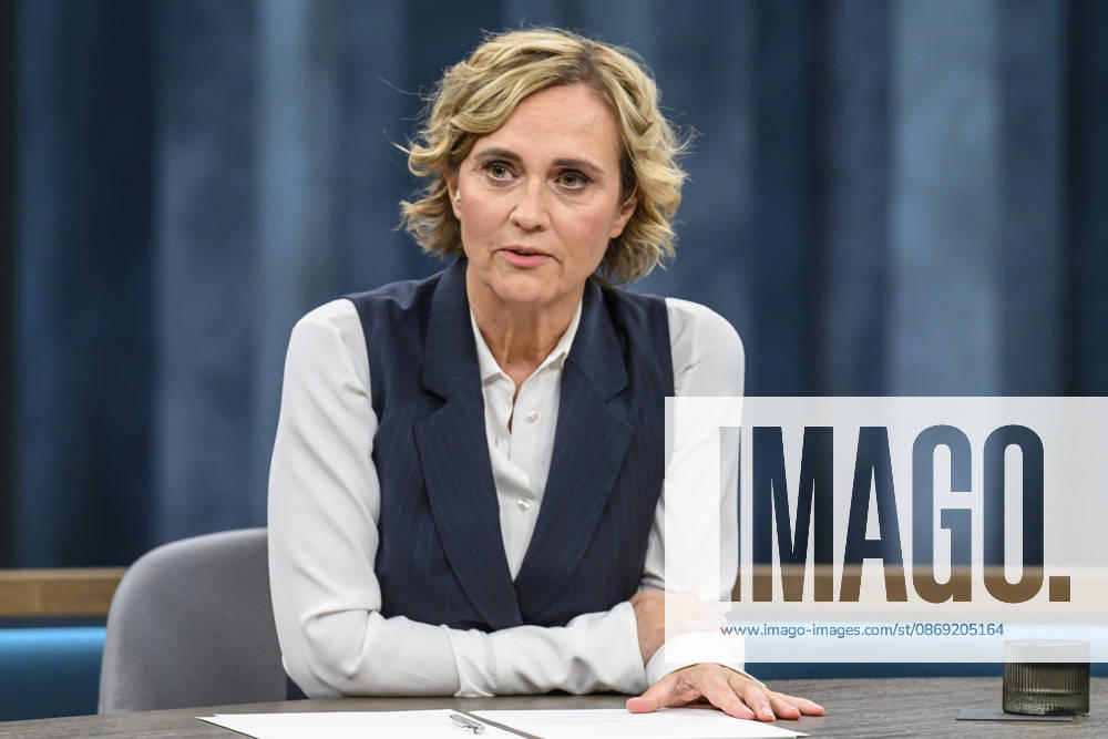 Im Bild v.l.: Caren Miosga, GER, Berlin, Studio, zu Gast bei - Caren Miosga, Polittalk, TV, Format, Das Erste, aus Berlin Adlershof - am Studio 20, Thema: Wie kommt die Regierung aus der Krise, Herr Söder? 11.10.2026,