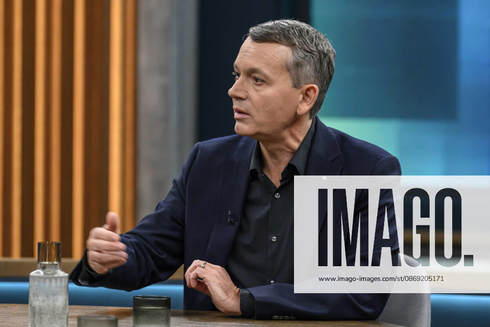 Im Bild v.l.: Christoph Werner, Vorsitzender der Geschäftsführung dm-drogerie markt, GER, Berlin, Studio, zu Gast bei - Caren Miosga, Polittalk, TV, Format, Das Erste, aus Berlin Adlershof - am Studio 20, Thema: Wie kommt die Regierung aus der Krise, Herr Söder? 11.10.2026,