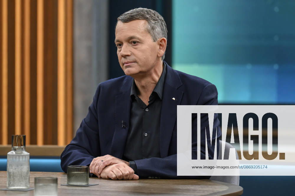 Im Bild v.l.: Christoph Werner, Vorsitzender der Geschäftsführung dm-drogerie markt, GER, Berlin, Studio, zu Gast bei - Caren Miosga, Polittalk, TV, Format, Das Erste, aus Berlin Adlershof - am Studio 20, Thema: Wie kommt die Regierung aus der Krise, Herr Söder? 11.10.2026,